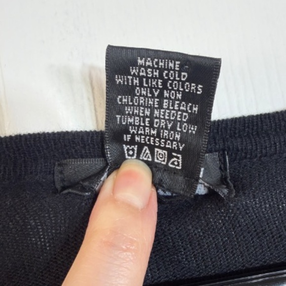 Wet Seal Black V-Neck button Cardigan - Picture 4 of 4